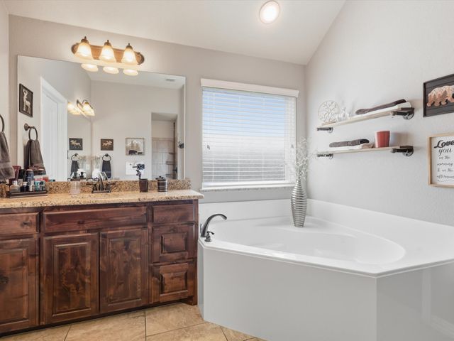 100 Valle Court, Azle, TX 76020