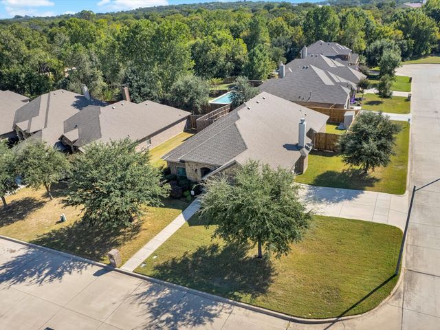 100 Valle Court, Azle, TX 76020