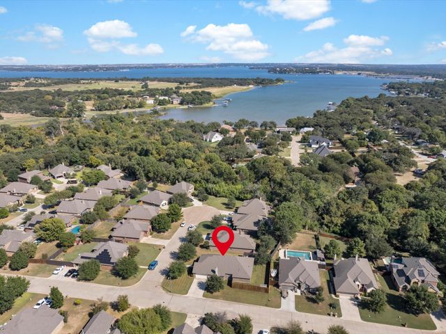 100 Valle Court, Azle, TX 76020