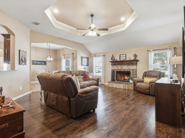 100 Valle Court, Azle, TX 76020
