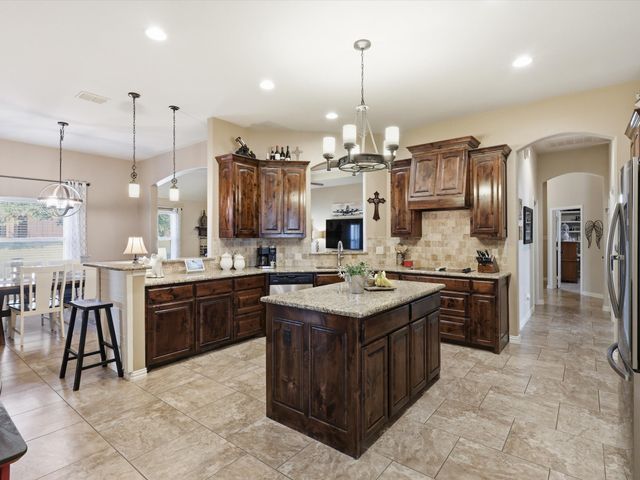 100 Valle Court, Azle, TX 76020