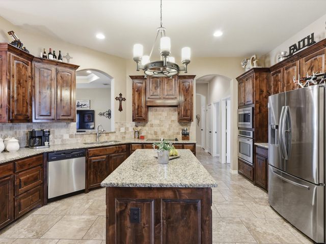 100 Valle Court, Azle, TX 76020