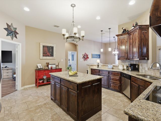 100 Valle Court, Azle, TX 76020