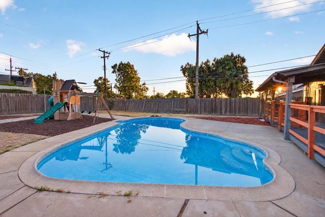 1886 Kirk Way, Sacramento, CA 95822