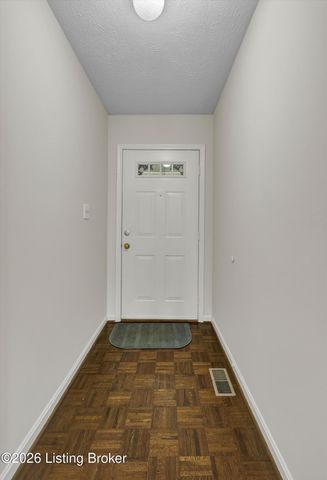 8802 Doe Run Ct, Louisville, KY 40242
