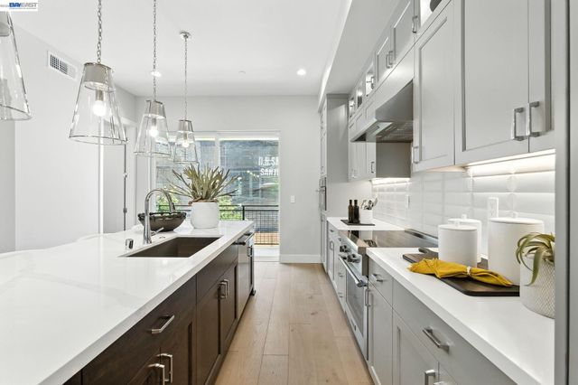 1668 Clement Ave, Alameda, CA 94501