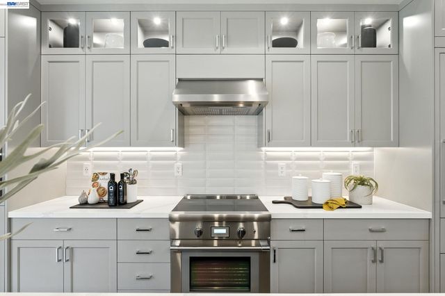 1668 Clement Ave, Alameda, CA 94501