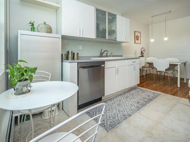 31U Madison Park Gardens 31U, Port Washington, NY 11050