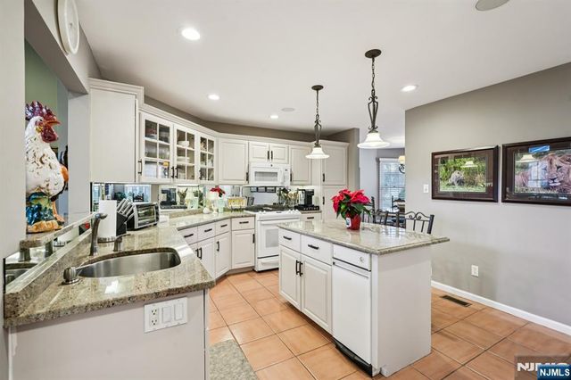 12 Hadley Lane, Wayne, NJ 07470