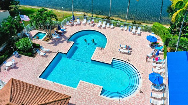6770 Via Regina, Boca Raton, FL 33433