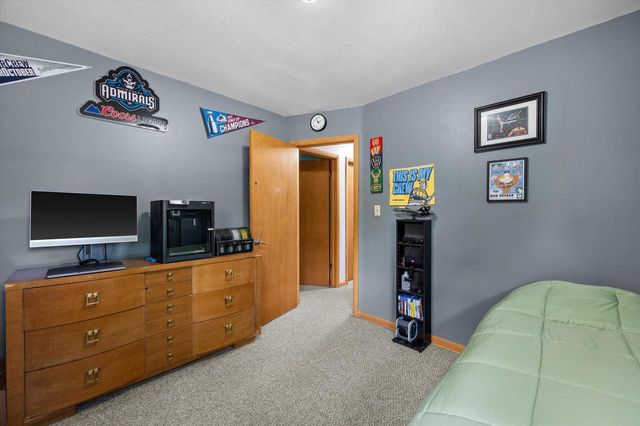 9537 W Sarasota PLACE, Wauwatosa, WI 53222