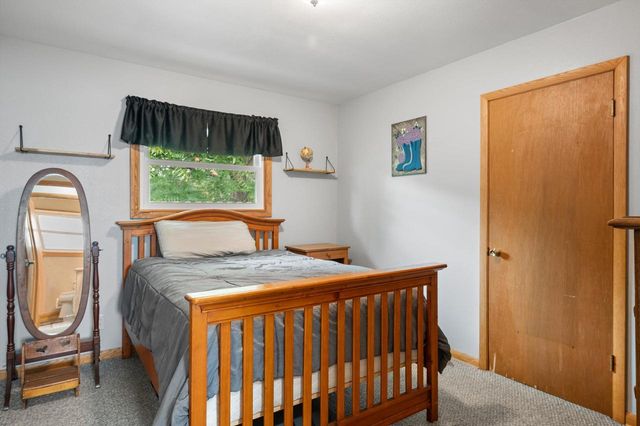 9537 W Sarasota PLACE, Wauwatosa, WI 53222