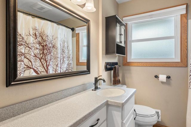 9537 W Sarasota PLACE, Wauwatosa, WI 53222