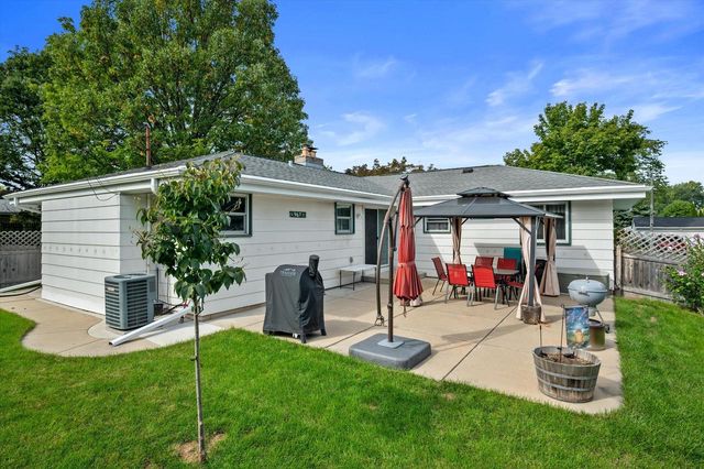 9537 W Sarasota PLACE, Wauwatosa, WI 53222