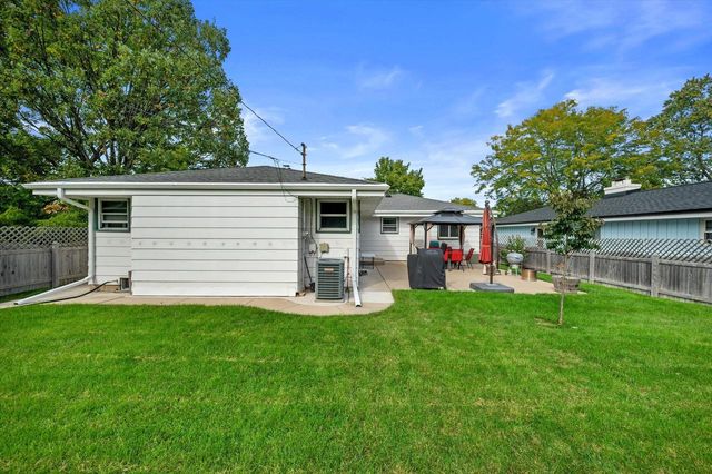 9537 W Sarasota PLACE, Wauwatosa, WI 53222