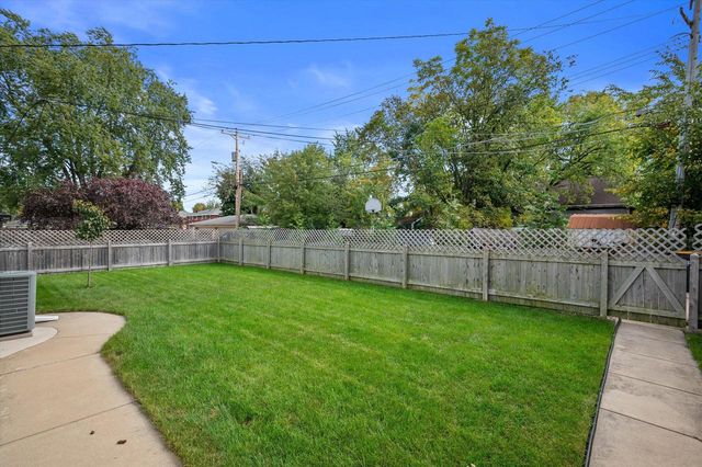 9537 W Sarasota PLACE, Wauwatosa, WI 53222
