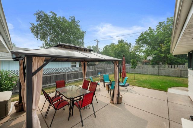 9537 W Sarasota PLACE, Wauwatosa, WI 53222