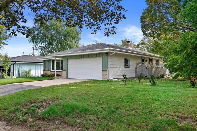 9537 W Sarasota PLACE, Wauwatosa, WI 53222