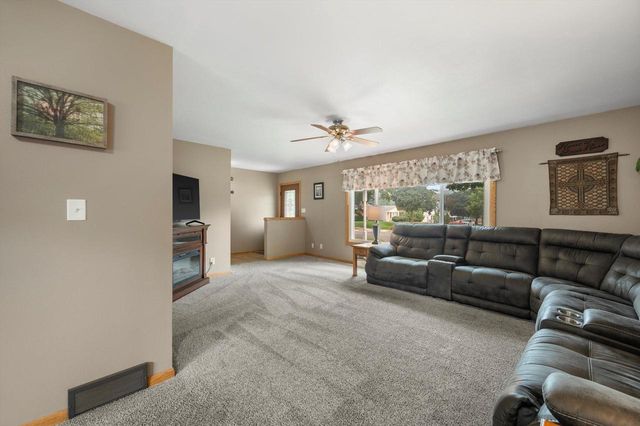 9537 W Sarasota PLACE, Wauwatosa, WI 53222
