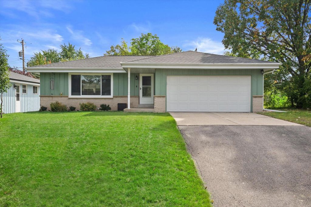 9537 W Sarasota PLACE, Wauwatosa, WI 53222