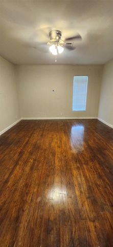 5655 Meadow Creek Lane, Houston, TX 77017