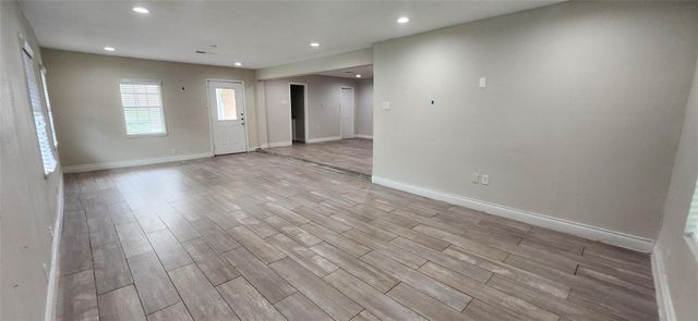 5655 Meadow Creek Lane, Houston, TX 77017