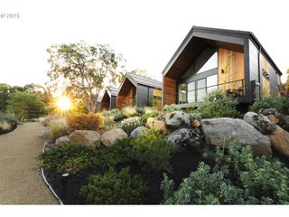 1105 3rd St, Mosier, OR 97040