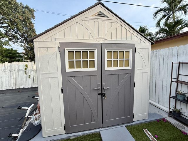 280 NE 173rd St, North Miami Beach, FL 33162