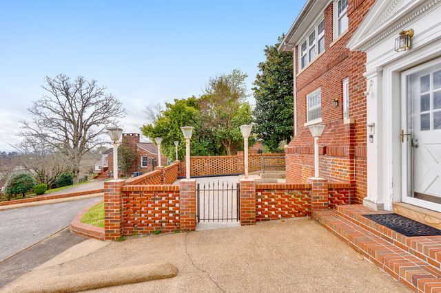 212 S Crest Road, Chattanooga, TN 37404