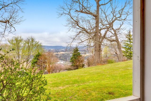 212 S Crest Road, Chattanooga, TN 37404