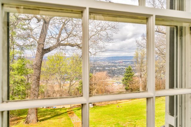 212 S Crest Road, Chattanooga, TN 37404