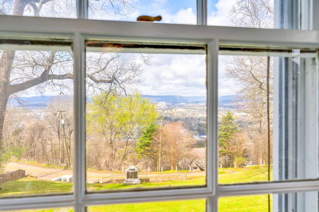 212 S Crest Road, Chattanooga, TN 37404