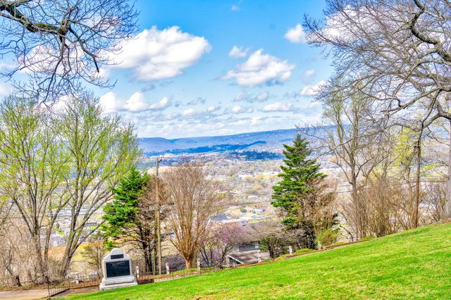 212 S Crest Road, Chattanooga, TN 37404