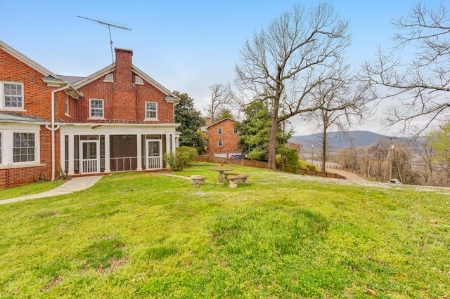 212 S Crest Road, Chattanooga, TN 37404