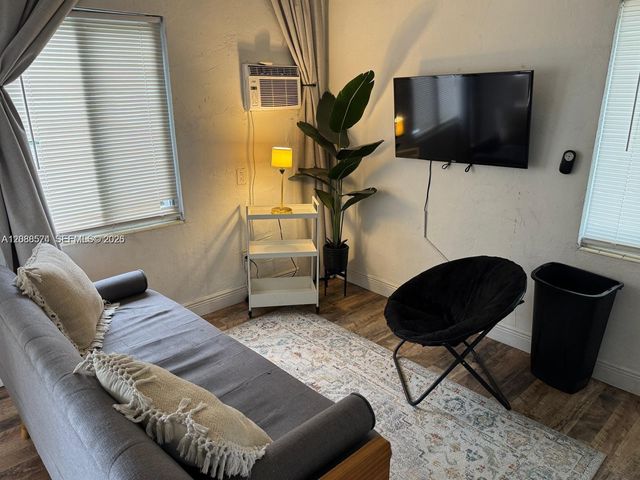 1101 NE 14th Avenue 1, Fort Lauderdale, FL 33304