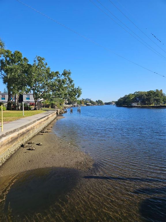 Image 13 of property listing at 2424 W TAMPA BAY BOULEVARD I102, Tampa, FL 33607