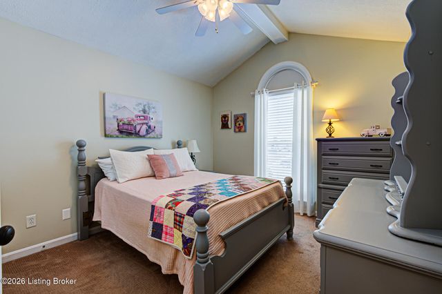 5126 Hunters Point Cir, Louisville, KY 40216