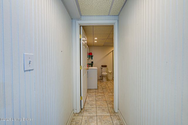 5126 Hunters Point Cir, Louisville, KY 40216