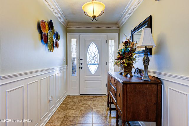 5126 Hunters Point Cir, Louisville, KY 40216