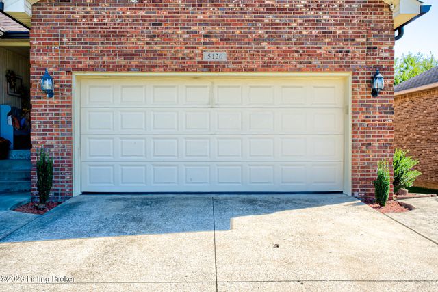 5126 Hunters Point Cir, Louisville, KY 40216
