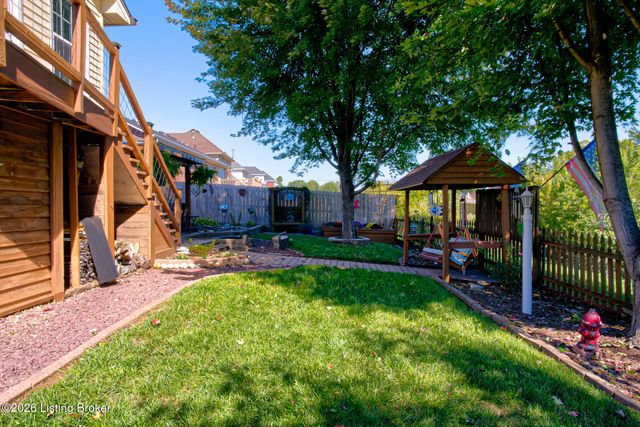 5126 Hunters Point Cir, Louisville, KY 40216