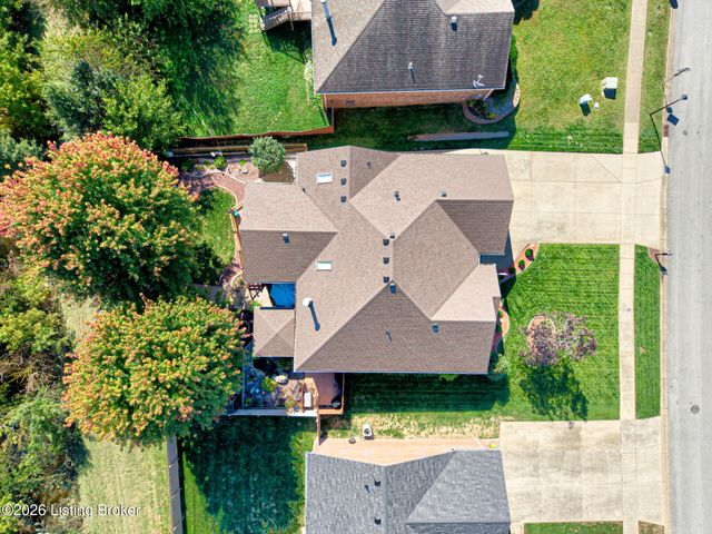 5126 Hunters Point Cir, Louisville, KY 40216