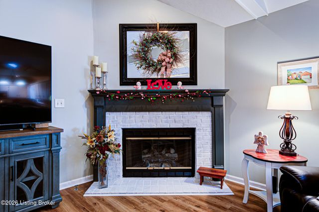 5126 Hunters Point Cir, Louisville, KY 40216