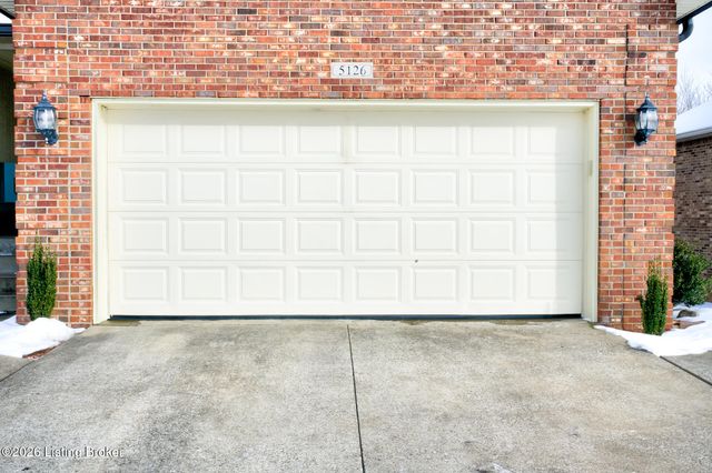 5126 Hunters Point Cir, Louisville, KY 40216