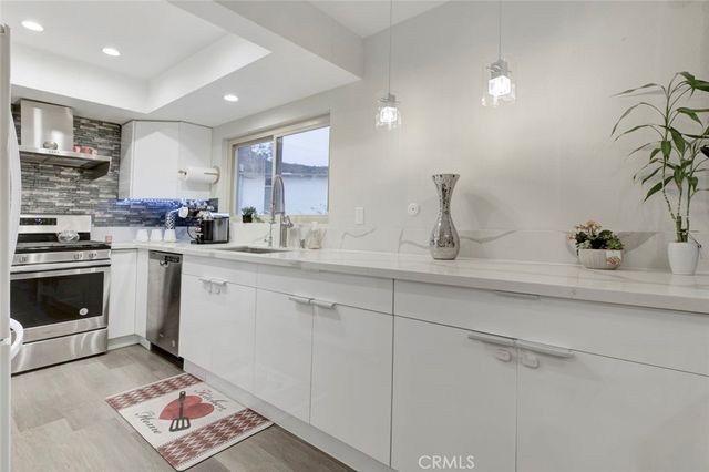 1881 Alpha Rd 17, Glendale, CA 91208