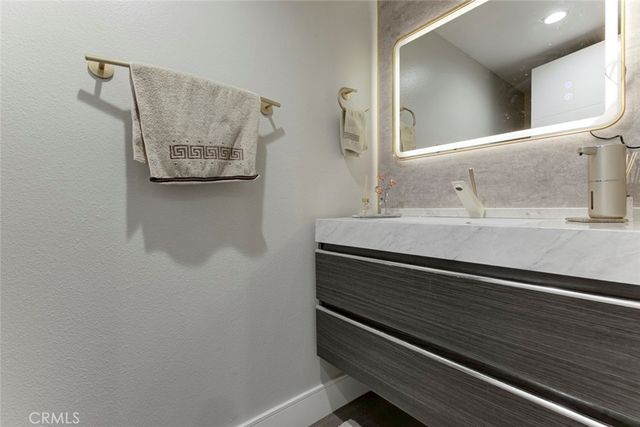 1881 Alpha Rd 17, Glendale, CA 91208