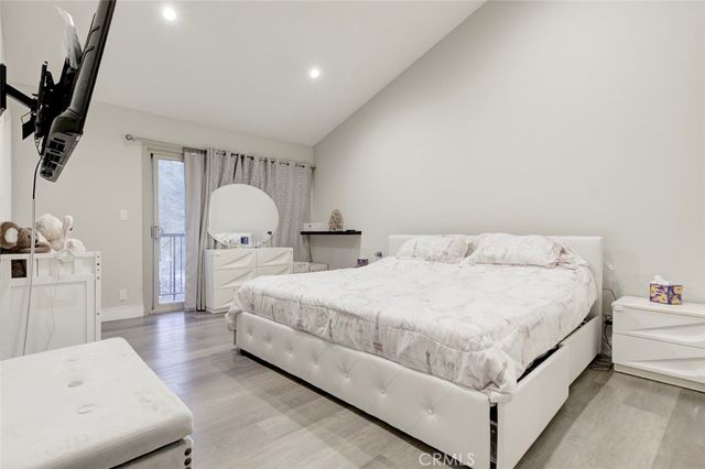 1881 Alpha Rd 17, Glendale, CA 91208