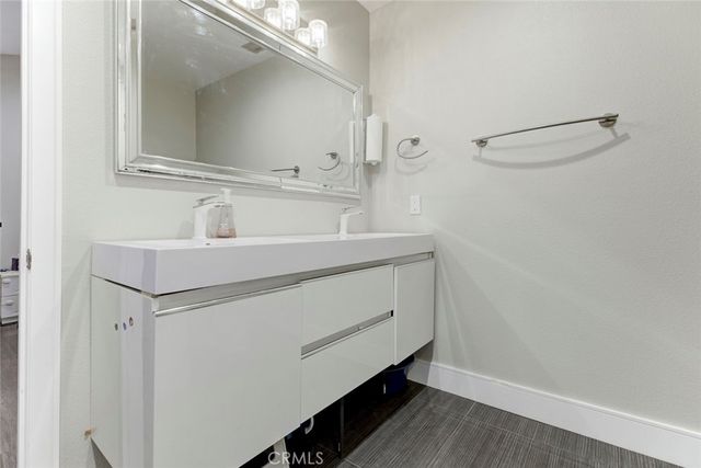 1881 Alpha Rd 17, Glendale, CA 91208