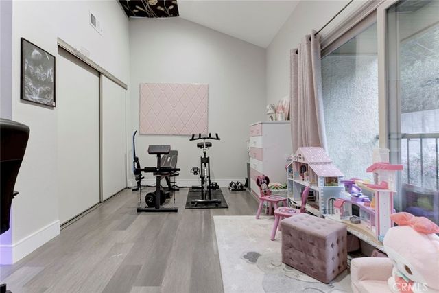 1881 Alpha Rd 17, Glendale, CA 91208