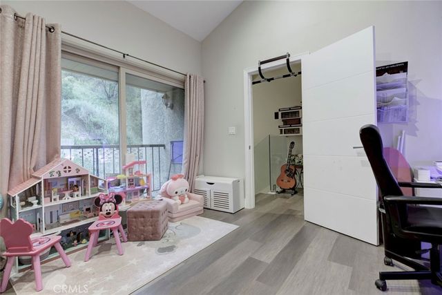 1881 Alpha Rd 17, Glendale, CA 91208